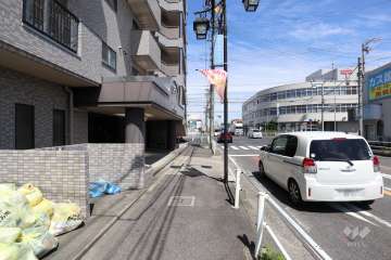 敷地東側の前面道路（南側から）