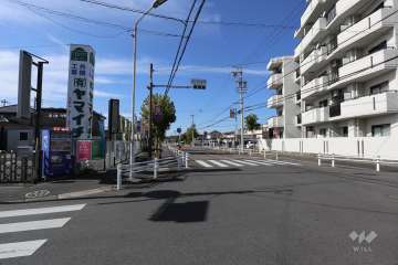 敷地南側の前面道路（東側から）