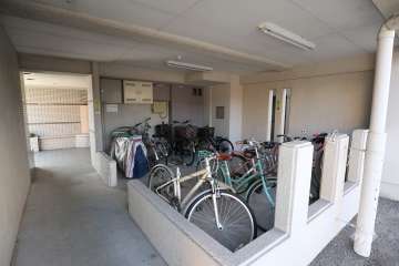 屋内に設けられた駐輪場