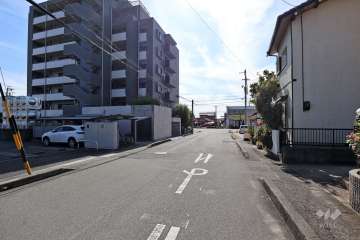 敷地西側の前面道路