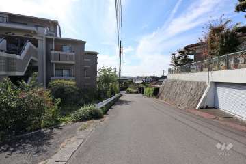 敷地西側の前面道路