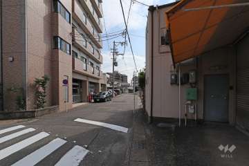 敷地西側の前面道路