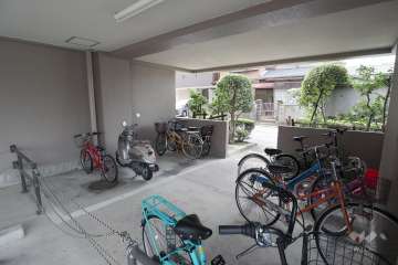 屋内に設けられた駐輪場
