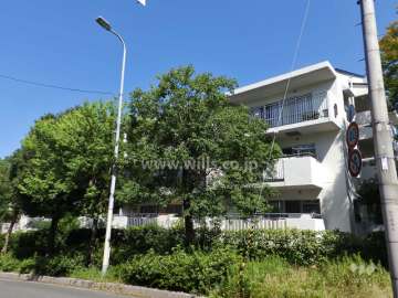 公団千里緑丘団地９号棟の外観（南西側から）