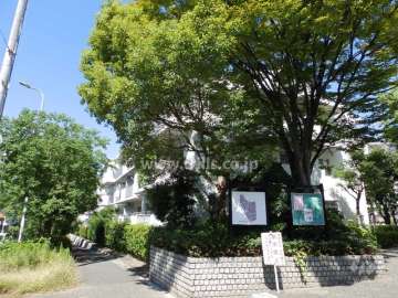 公団千里緑丘団地９号棟の外観（南側から）