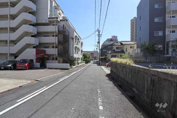 敷地西側の前面道路