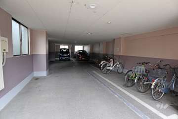 敷地内駐車場（屋内平面式）と駐輪場