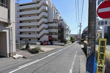 敷地西側の前面道路