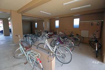屋内に設けられた駐輪場