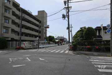 敷地北側の前面道路（東側から）