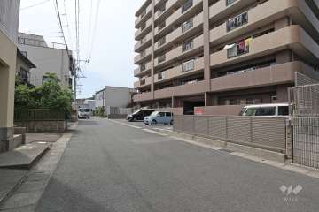 敷地南側の前面道路