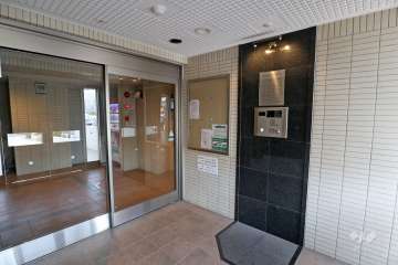 エントランスはオートロック付きです。