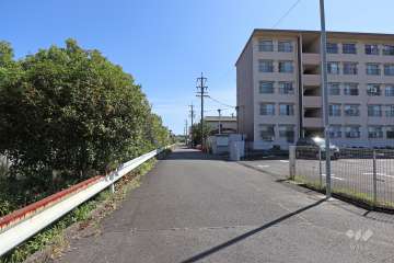 敷地北東側の前面道路