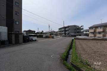 敷地東側の前面道路（南側から）