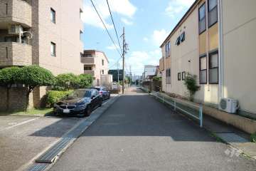 敷地西側の前面道路(北側から)