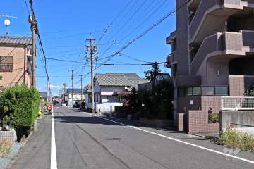 敷地西側の前面道路