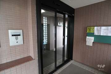 エントランスはオートロック付きです。