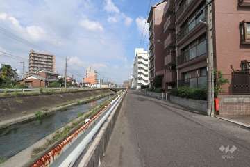 敷地北西側の前面道路。道を挟んで地蔵川が流れています。