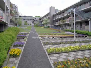 8番館と9番館の間には広場があります。