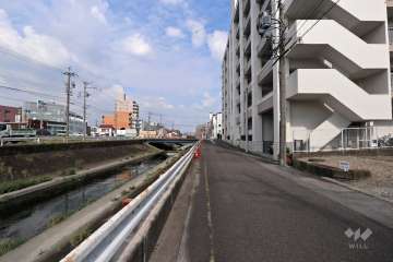 敷地北側は、地蔵川が流れています。