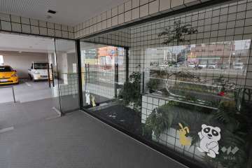 ガラス張りで植栽の設けられたエントランス