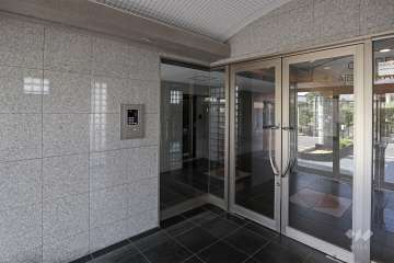 エントランスはオートロック付きです。