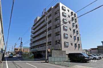 グローリアス春日井六軒屋町の外観（北西側から）と敷地北西側前面道路