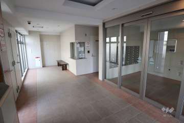 エントランスはオートロック付きです。