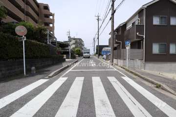 敷地北側の前面道路（東側から）