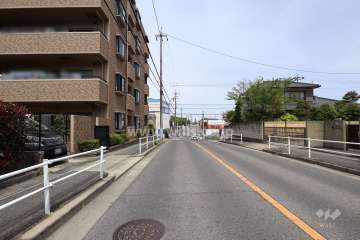 敷地東側の前面道路（南側から）