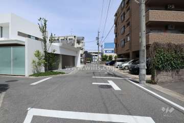 敷地西側の前面道路（南側から）