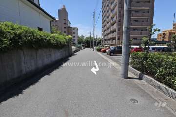 敷地東側の前面道路（北側から）