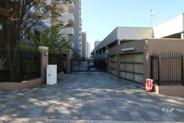 緊急車両入口と自転車入口