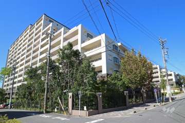 プレシアスシティ・ザ・シーズンズ全体の外観（東側から）