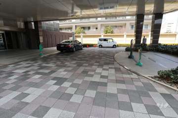 エントランスには車寄せスペースがあります。