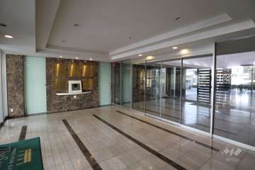 エントランスはオートロックです。