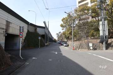 敷地南西側の前面道路。前面道路を挟んで、東名高速道路が走っています。