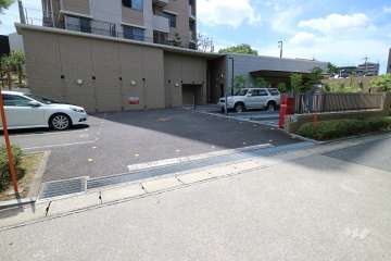 南東側敷地内駐車場出入り口