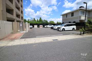 南西側敷地内駐車場出入り口