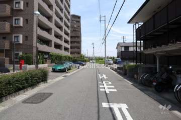 敷地南側の前面道路（西側から）