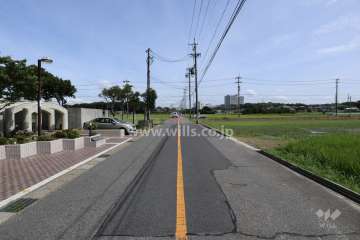敷地南東側の前面道路（南西側から）