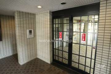 エントランスはオートロック付きです。