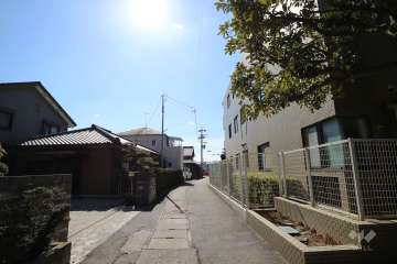 敷地東側の前面道路（北側から）