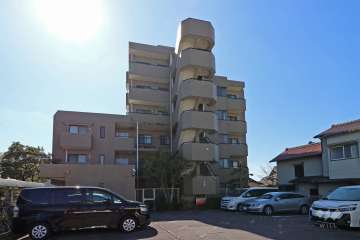 長久手パークマンション弐番館の遠景。周辺はマンションと一戸建てなどが混在する静かな住宅地です。