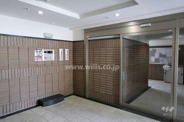 エントランスはオートロック付きです。