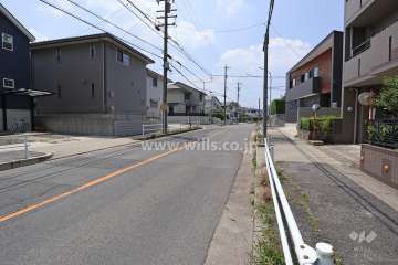 敷地南側の前面道路（東側から）