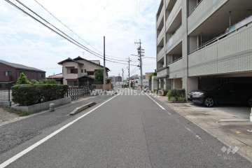 敷地南側の前面道路（東側から）