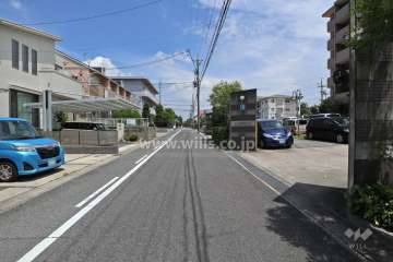 敷地北側の前面道路（西側から）