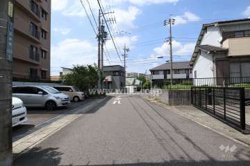 敷地東側の前面道路（南側から）
