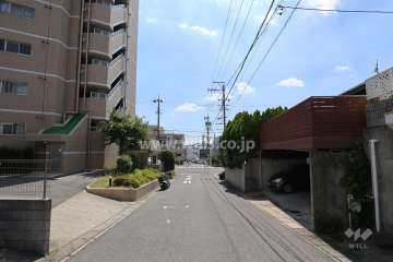 敷地北側の前面道路（東側から）